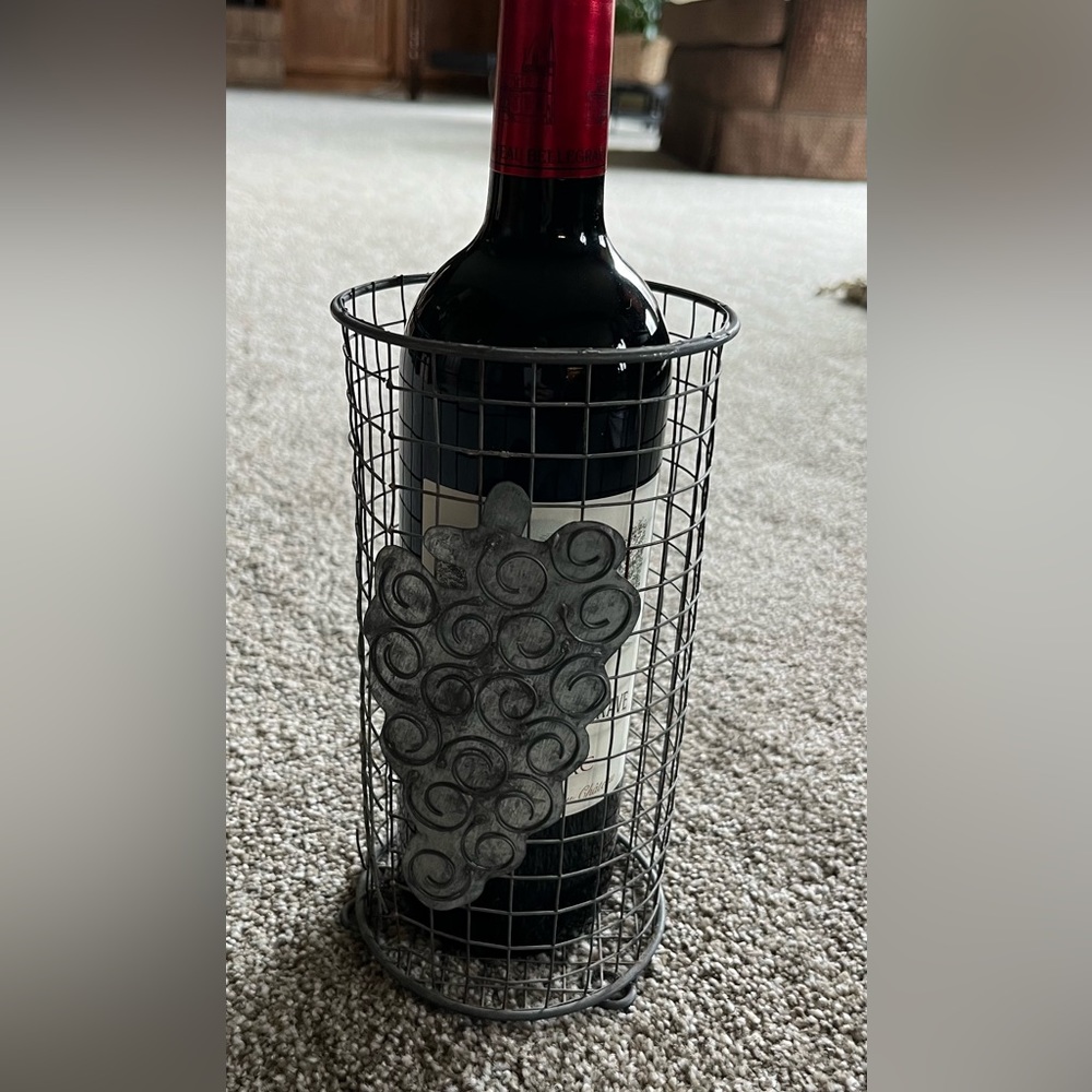 Wine bottle holder. Silver wire with grape accent.